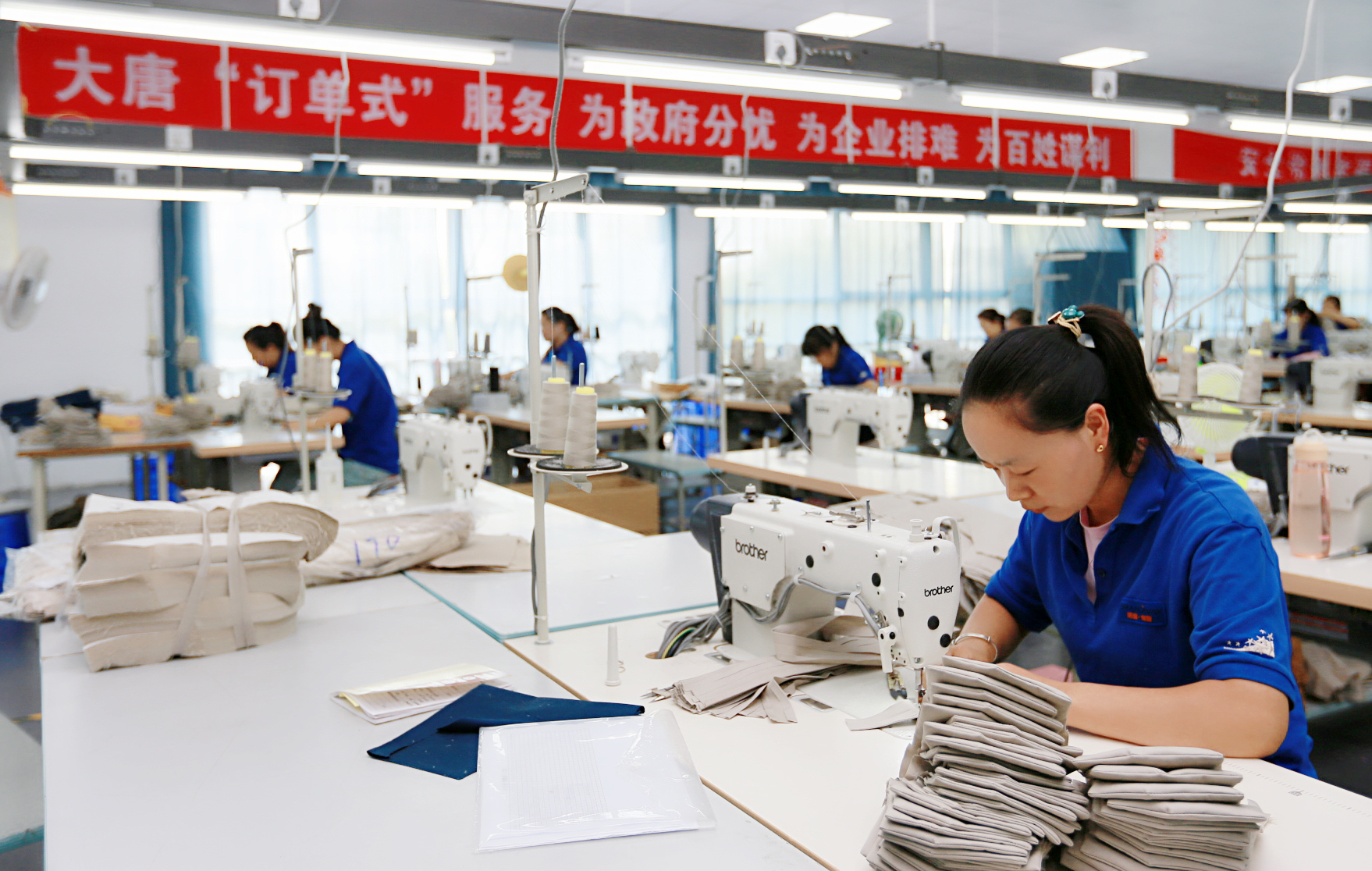 4.中國大唐引進(jìn)“訂單式”扶貧企業(yè).，讓異地搬遷群眾實(shí)現家門(mén)口就業(yè).jpg