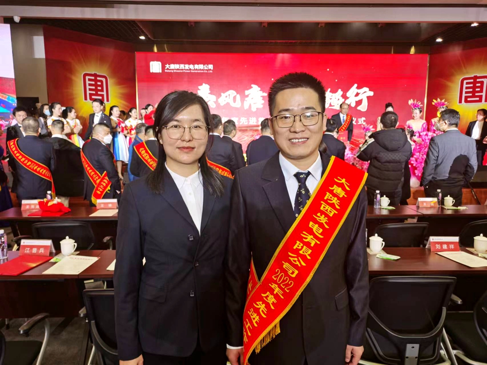 4.韓城第二發(fā)電公司楚樂(lè )、李玉珍夫婦在獲獎現場(chǎng)（曹軍科攝）.jpg