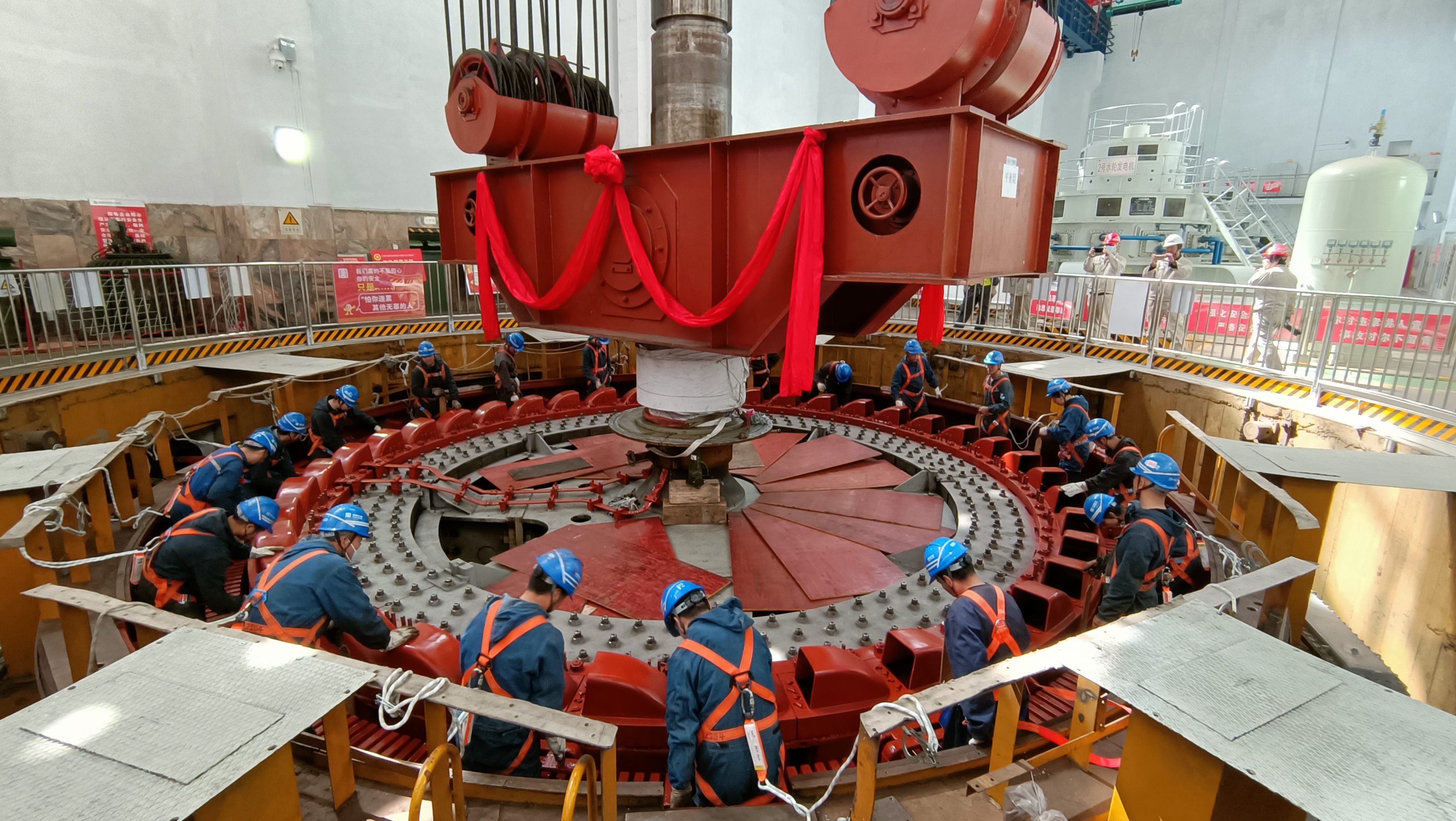 碧口水電廠(chǎng)發(fā)電機轉子回裝現場(chǎng)（劉小娟攝）.jpg