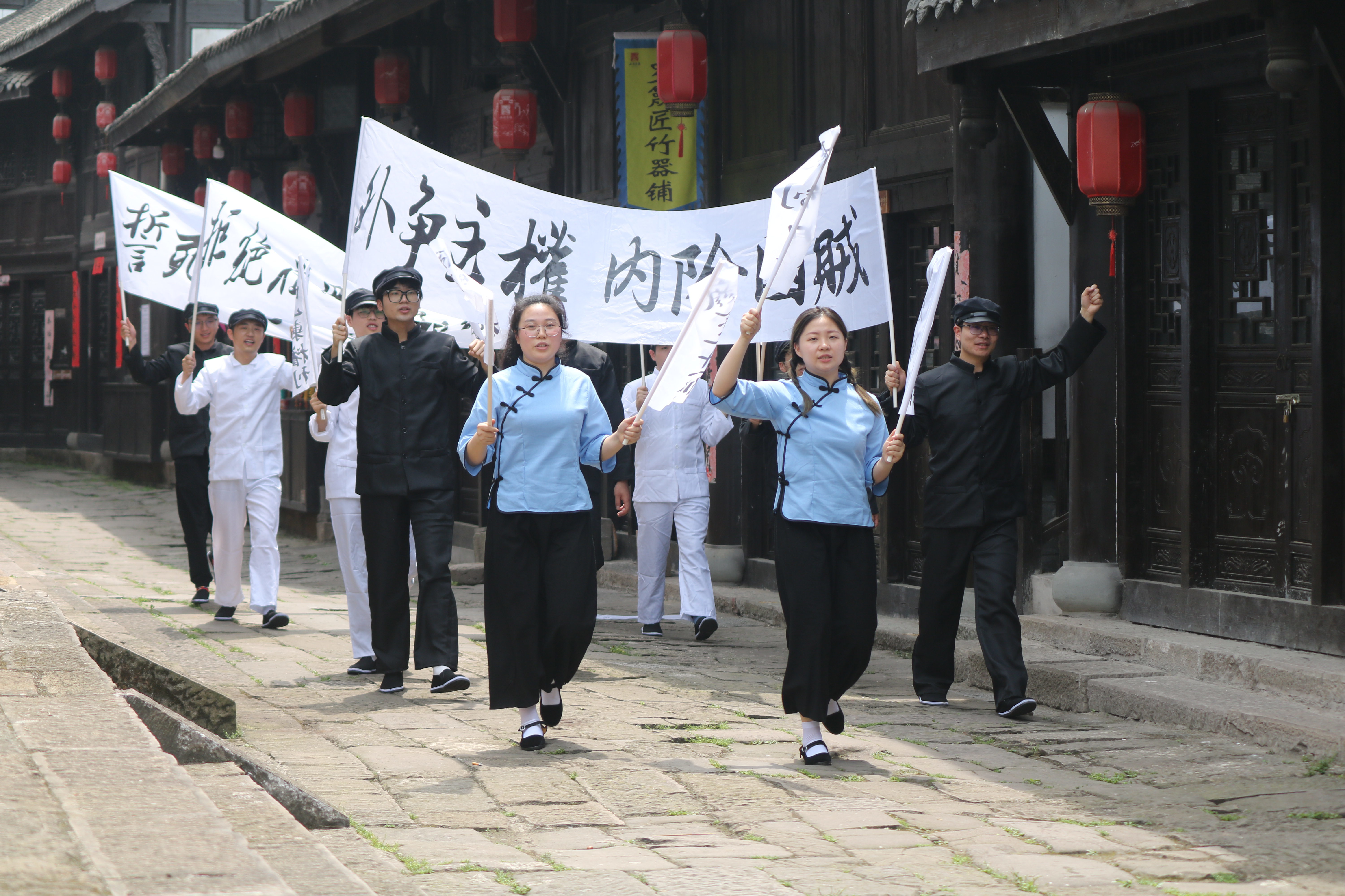 重返五四現場(chǎng)，傳承五四精神.jpg