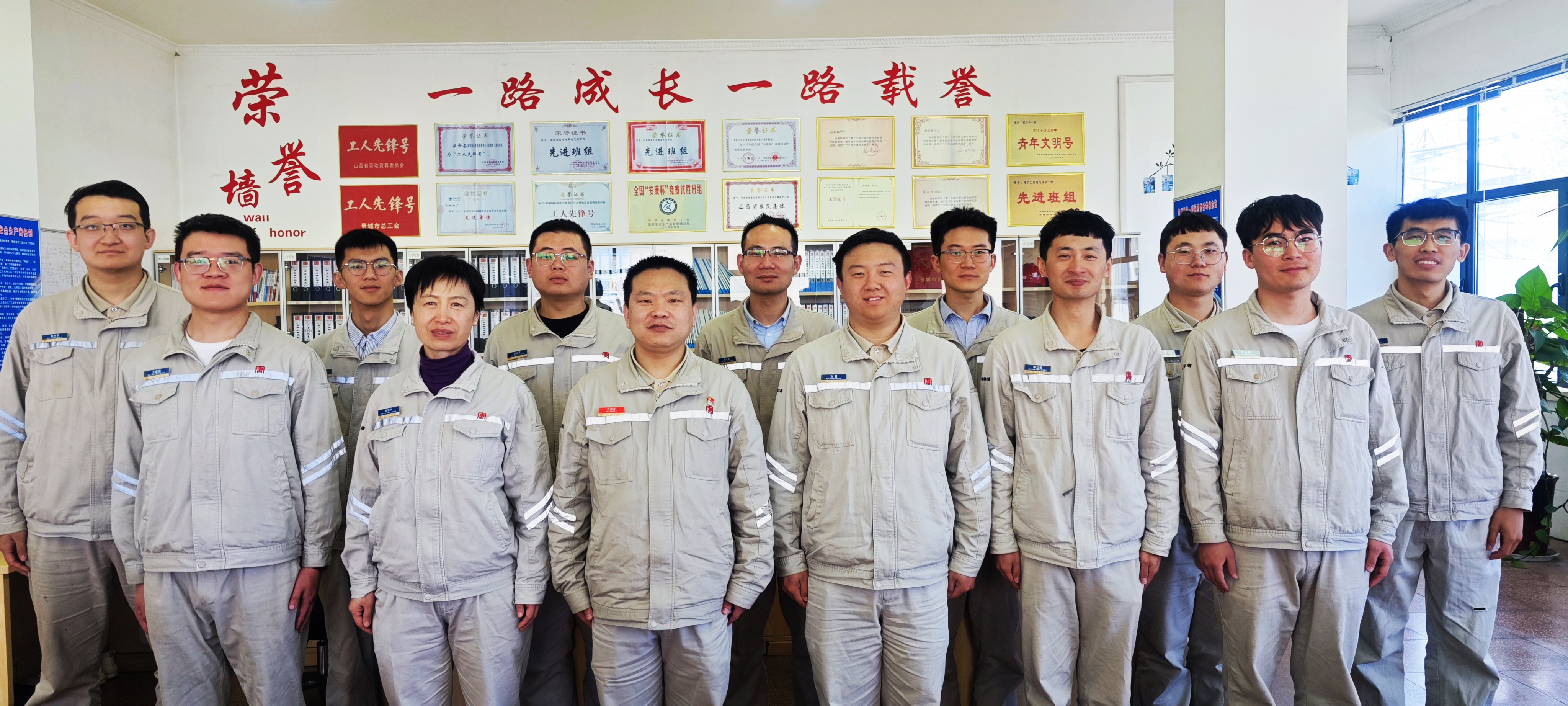 陽(yáng)城發(fā)電公司保護一班集體照.jpg