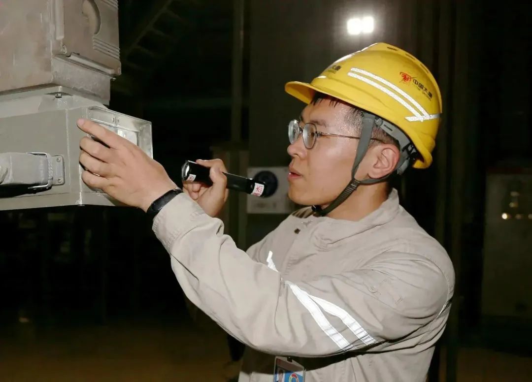 大唐王灘發(fā)電公司嚴格執行巡檢、定期工作計劃安排，每日按照巡檢路線(xiàn)對各類(lèi)設備進(jìn)行全面巡查，出現異常及時(shí)處理，確保實(shí)現夏季大負荷期間各類(lèi)問(wèn)題動(dòng)態(tài)清零。.jpg