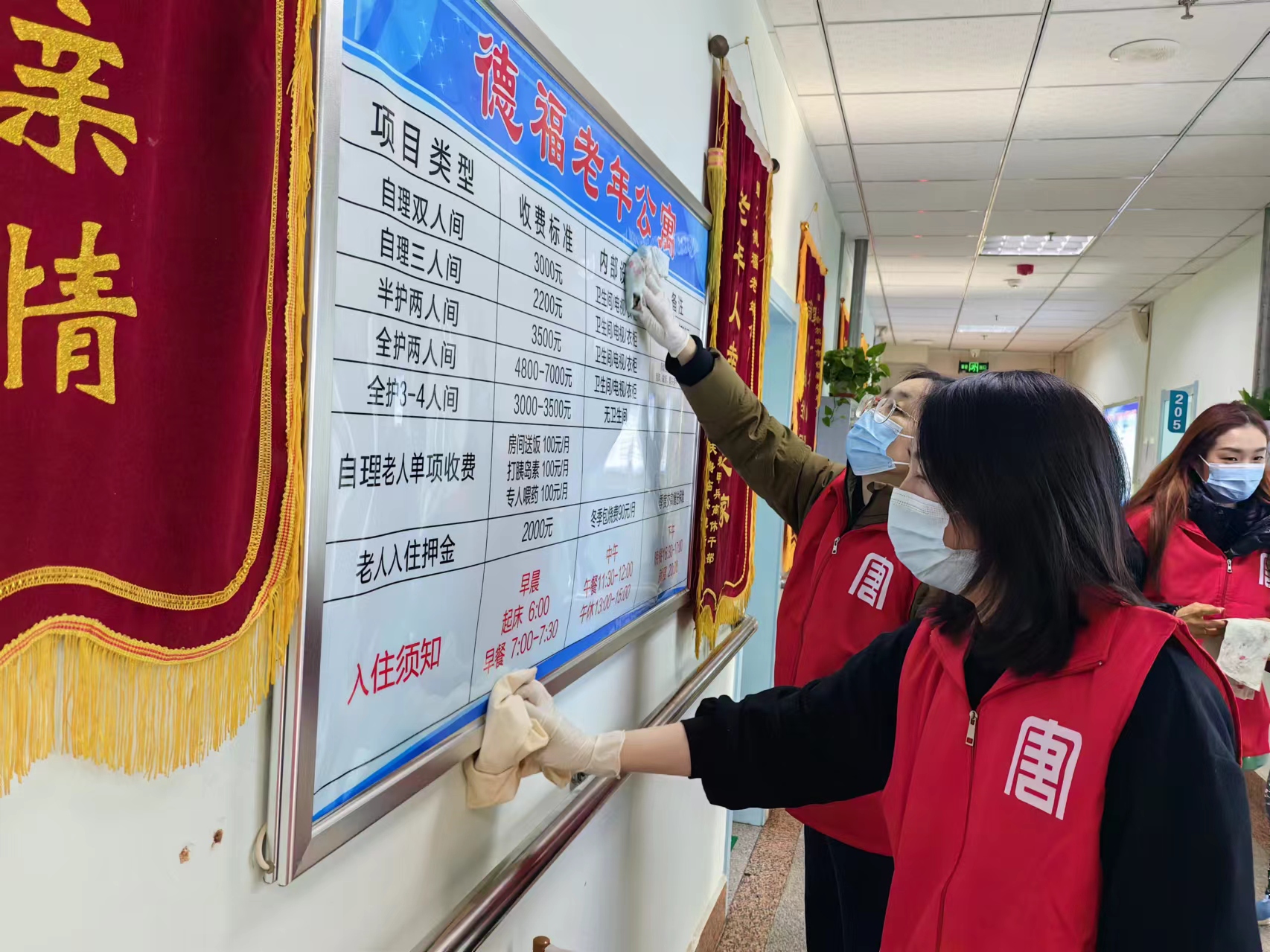 哈一熱電廠(chǎng) 為老人清理室內衛生.jpg