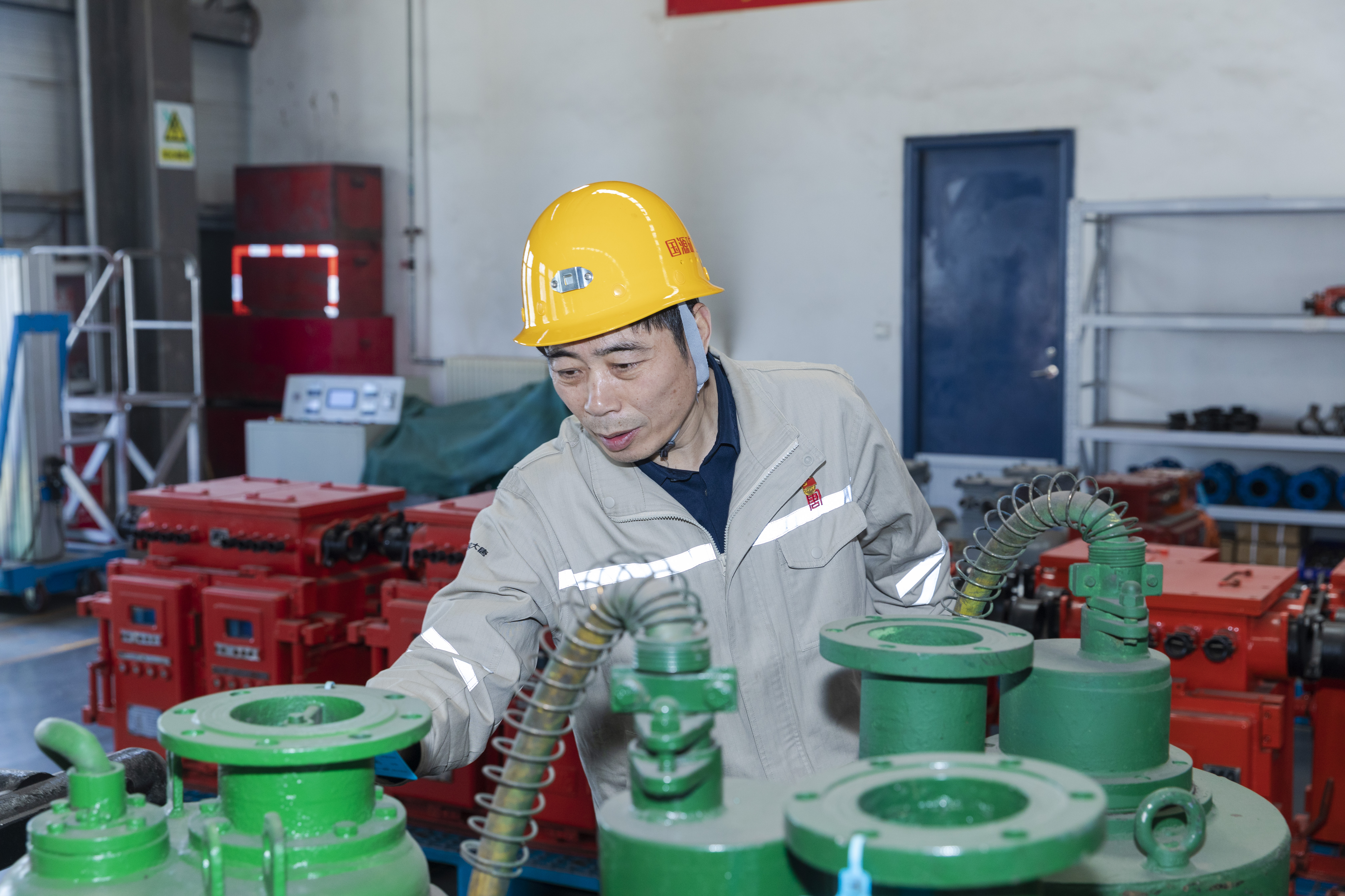 于進(jìn)在龍王溝煤礦機修廠(chǎng)檢查潛水泵運維保養情況.jpg