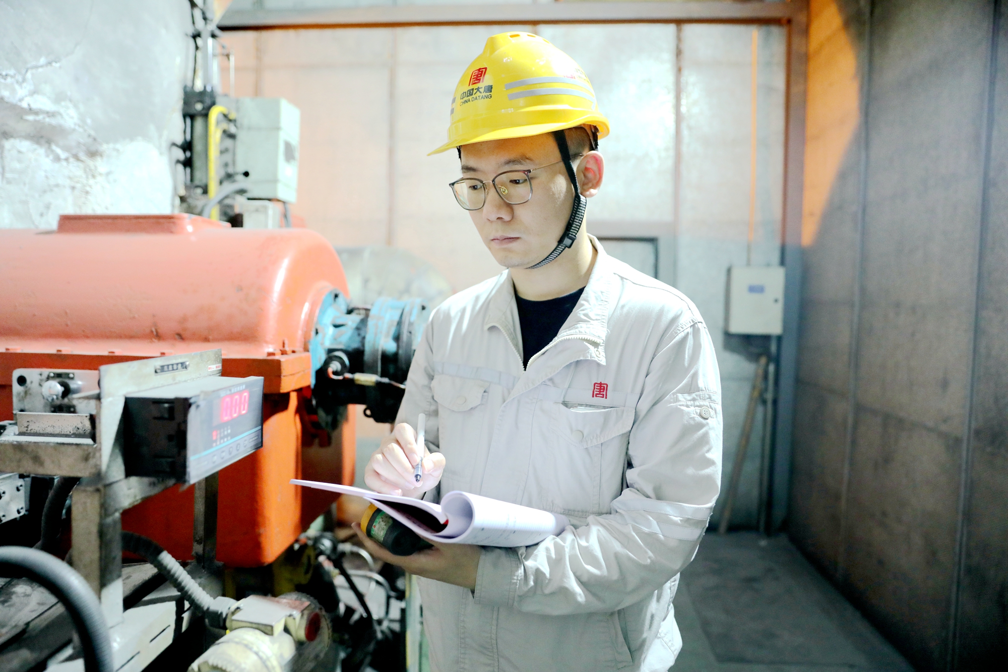 5.劉金鑫核對數據資料（韓城第二發(fā)電公司曹軍科攝）.jpg