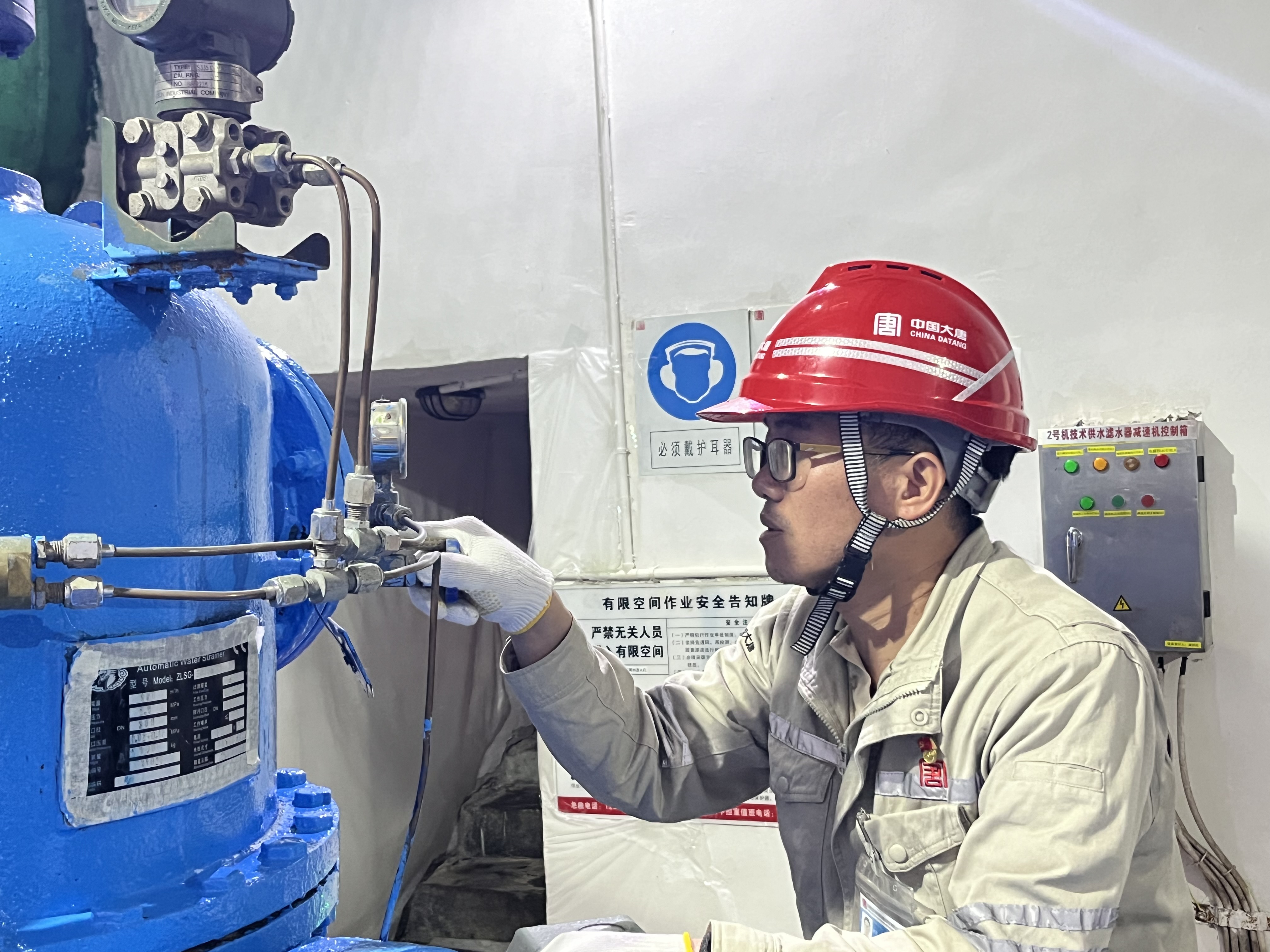 念永飛操作表計閥門(mén)，覃浩攝.jpg