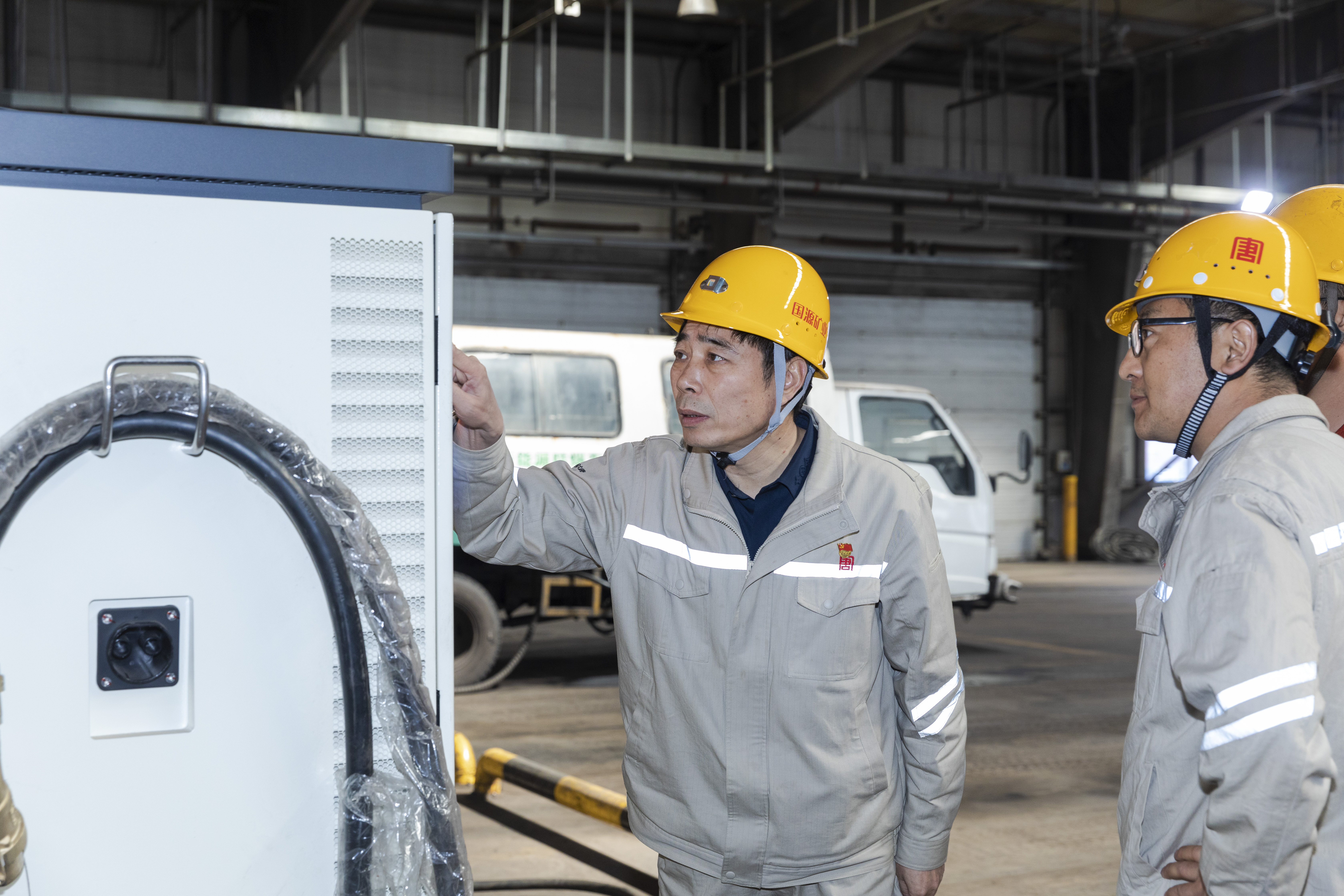 于進(jìn)在龍王溝煤礦輔運工區檢查新能源汽車(chē)充電裝置安全運行情況.jpg